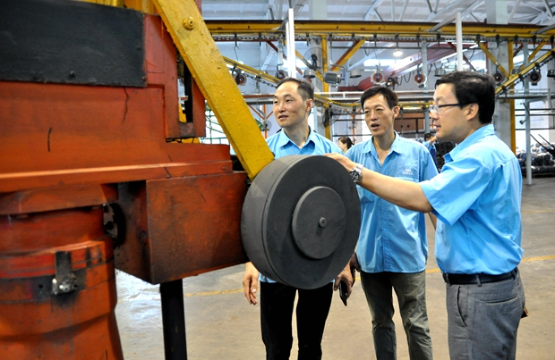 皖南電機(jī)許總帶隊在車間檢查